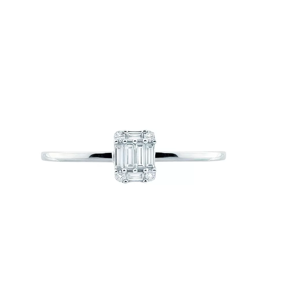 Anillo en oro blanco con diamantes talla baguette y brillante.
