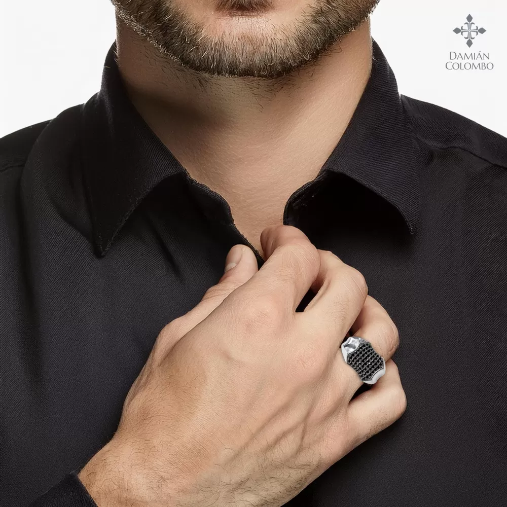 Anillo en oro blanco con diamantes Fancy Black talla brillante.