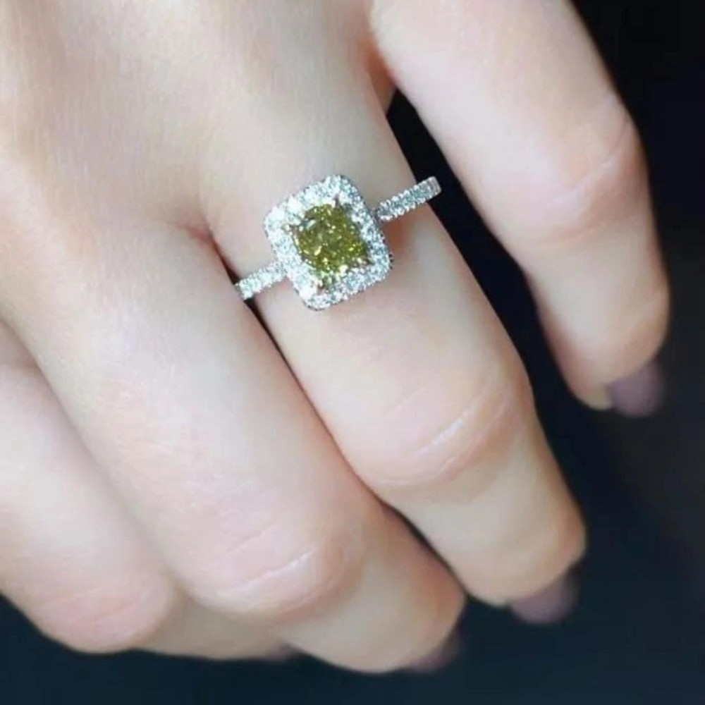 Engagement ring in white gold set with cushion-cut Fancy Grayish Yellowish Green Chameleon (1.02 ct).