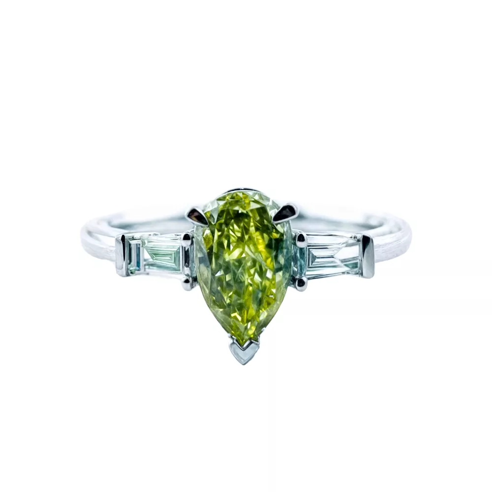 Anillo de Compromiso en oro blanco con diamante Fancy Deep Greenish Yellow talla pera (1.11 ct). 
