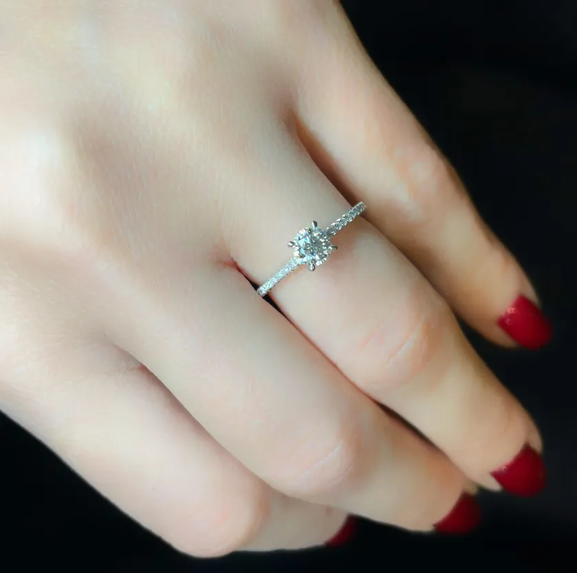 Engagement ring in white gold set with brilliant-cut diamond (0.37 ct, color K, clarity VVS2). 