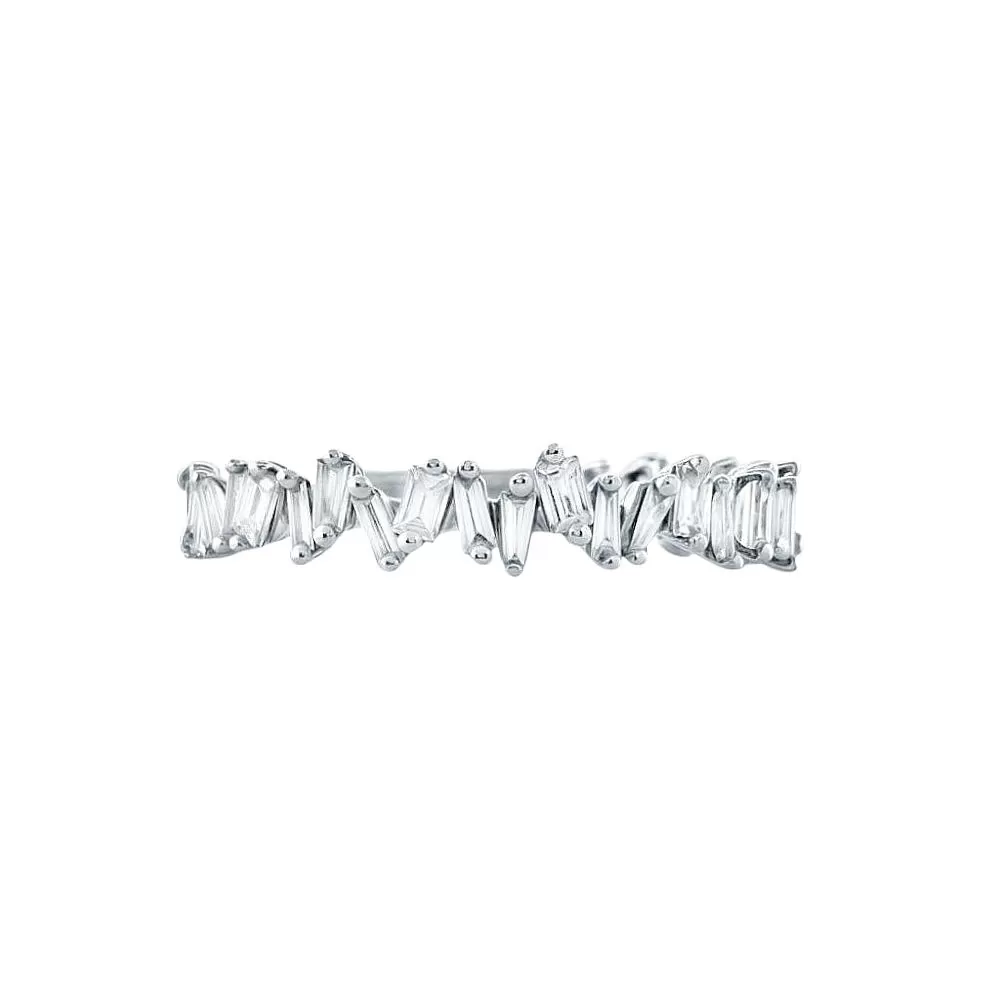 Anillo medio sin fin en oro blanco con diamantes talla baguette.