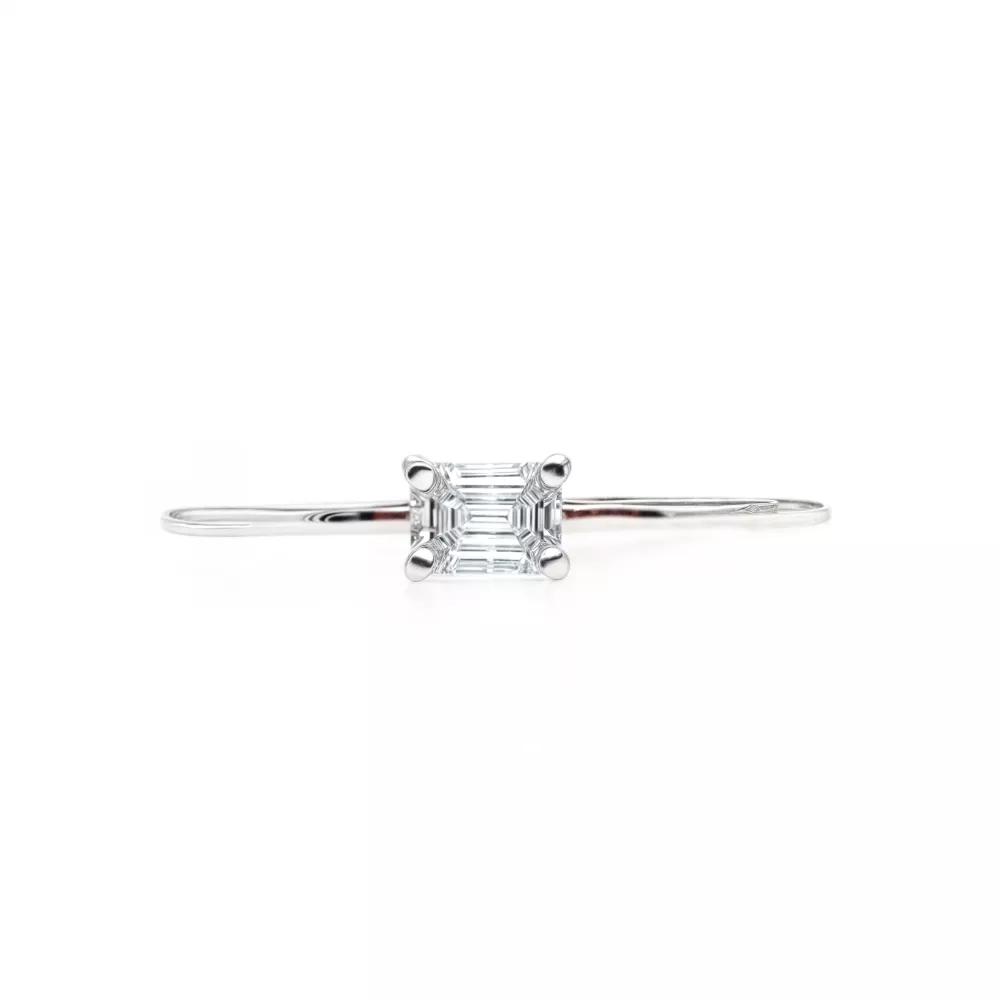 Anillo solitario en oro blanco con diamante talla baguette (0.20 ct, color G, pureza SI).
