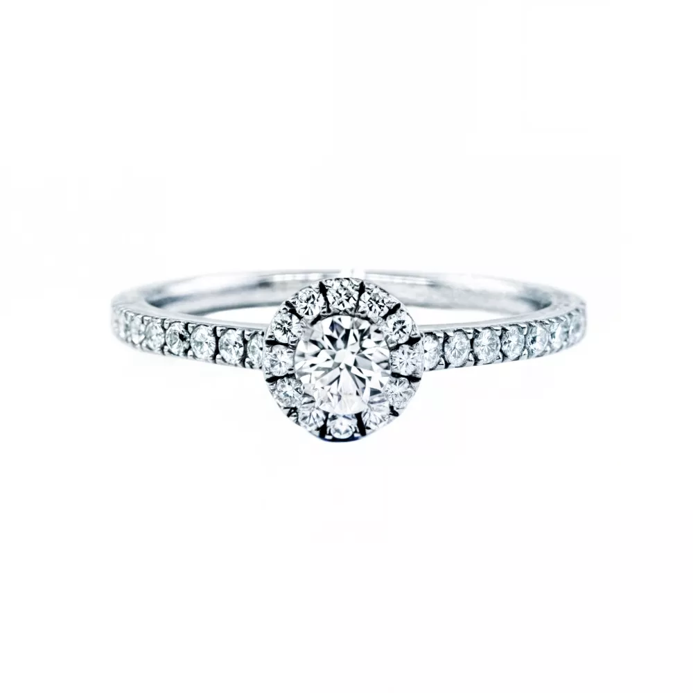 Anillo de Compromiso en oro blanco con diamantes talla brillante (0.16 ct, color E, pureza VS1). 