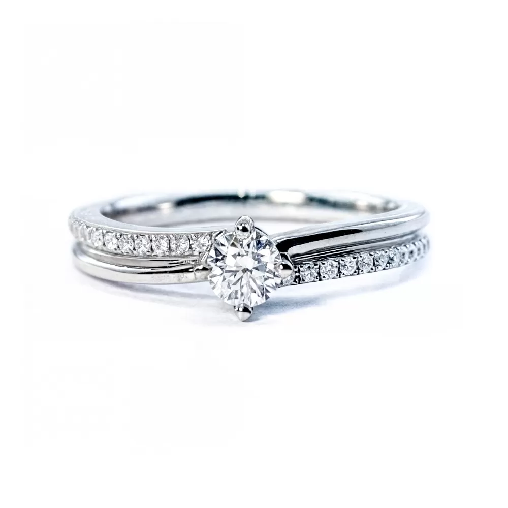 Anillo de Compromiso en oro blanco con diamantes talla brillante (0.18 ct, color E, pureza VSI).