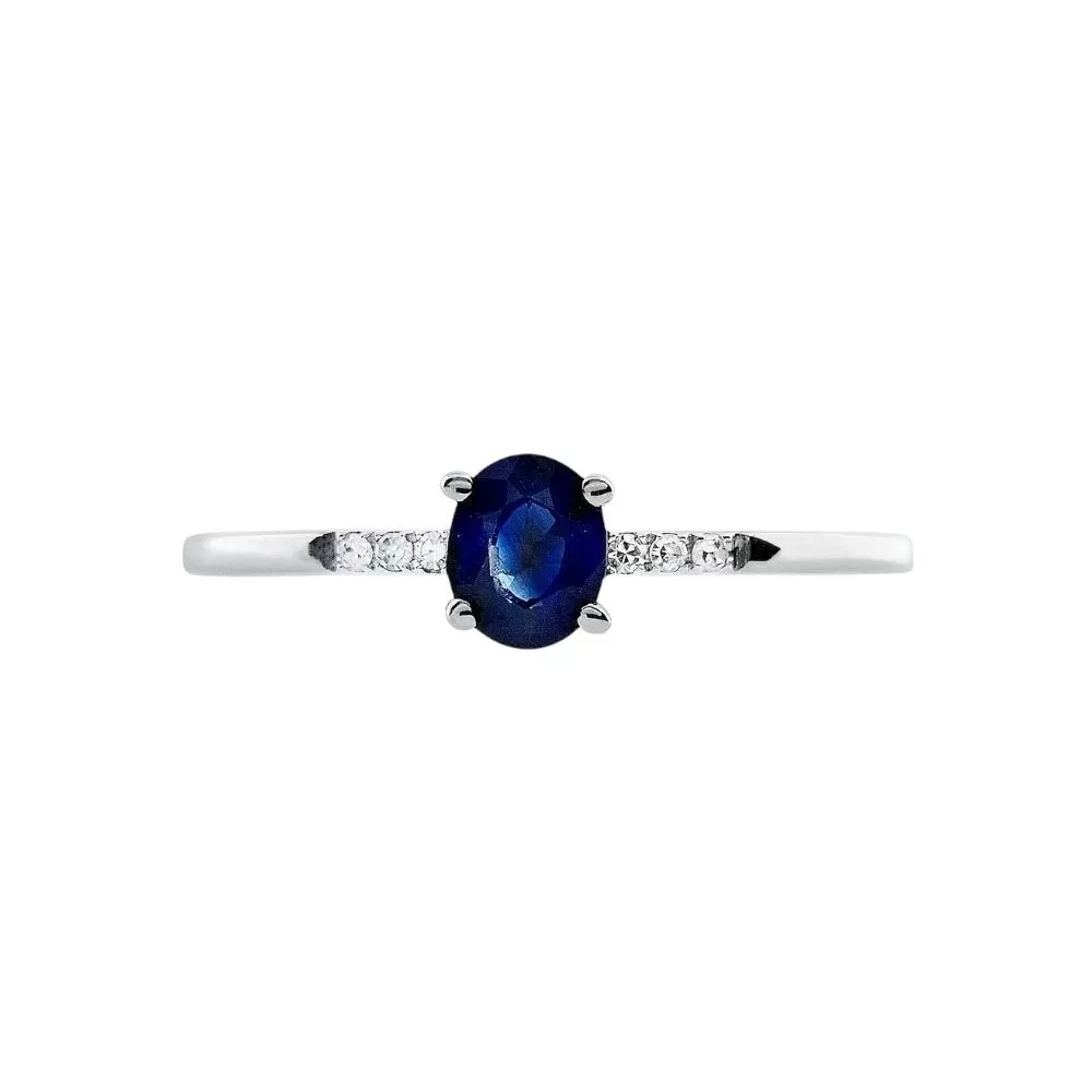 Anillo en oro blanco con zafiro talla oval y diamantes talla brillante