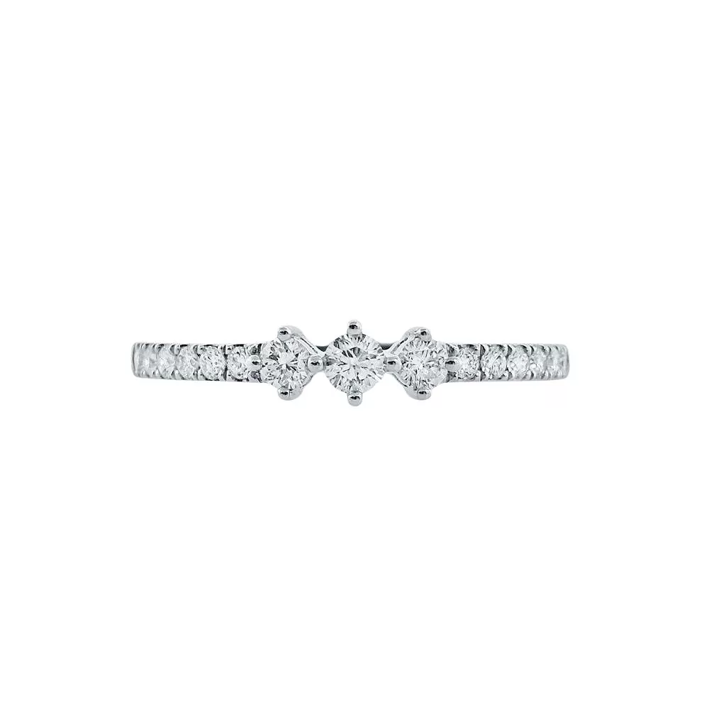 Anillo en oro blanco con diamantes talla brillante.