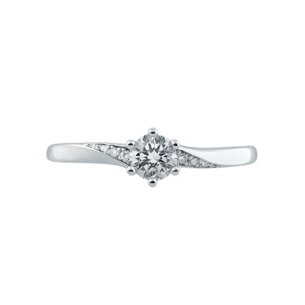 Anillo de Compromiso en oro blanco con diamantes talla brillante (0.18 ct, color F, pureza VS). 