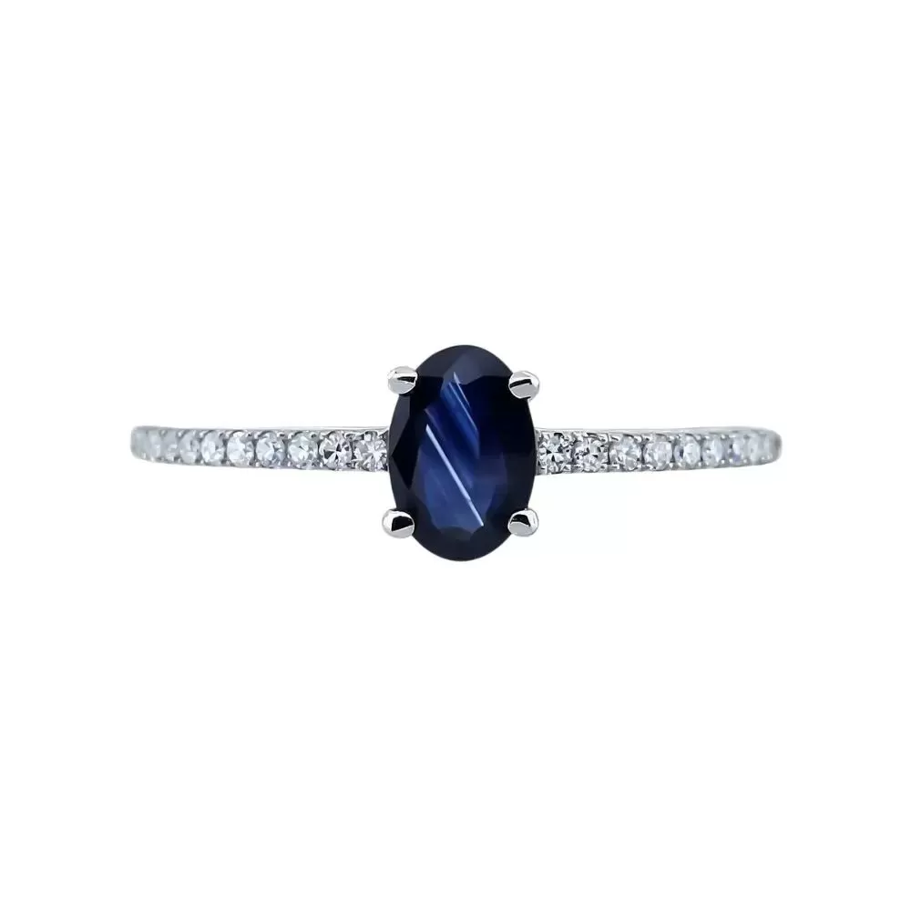 Anillo en oro blanco con zafiro talla oval y diamantes talla brillante (0.45 ct).