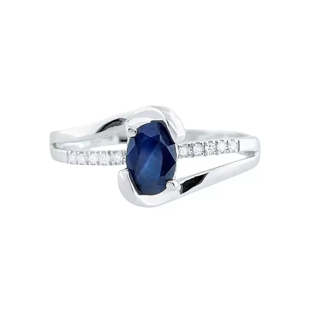 Anillo en oro blanco con zafiro talla oval y diamantes talla brillante (0.49 ct).