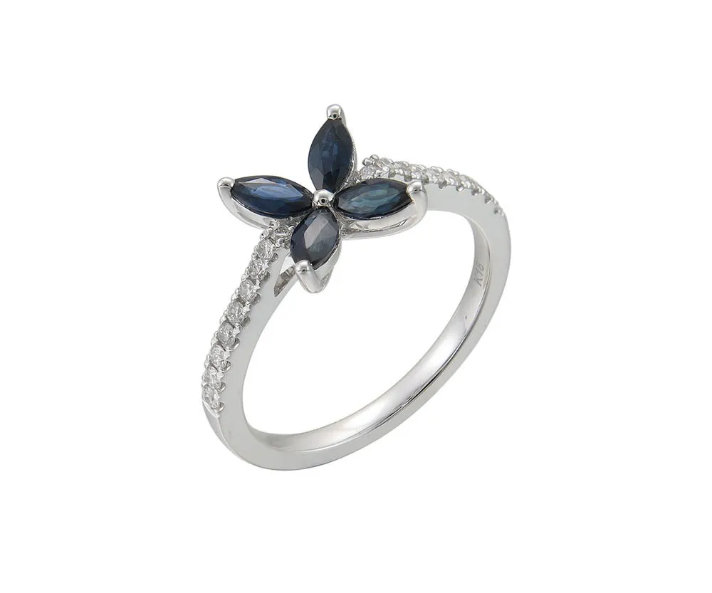 Anillo en oro blanco con zafiros talla marquesa y diamantes talla brillante. Anillo en oro blanco con zafiros talla marquesa y diamantes talla brillante.