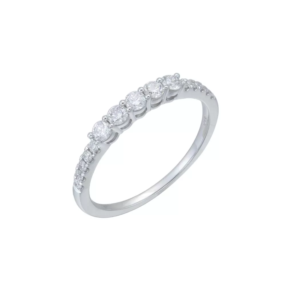 Anillo en oro blanco con diamantes talla brillante.