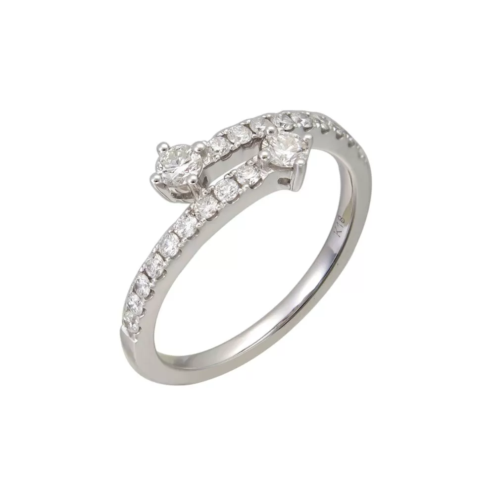 Anillo bypass en oro blanco con diamantes talla brillante.