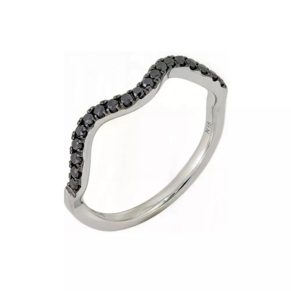 Anillo en oro blanco con diamantes Fancy Black talla brillante.
