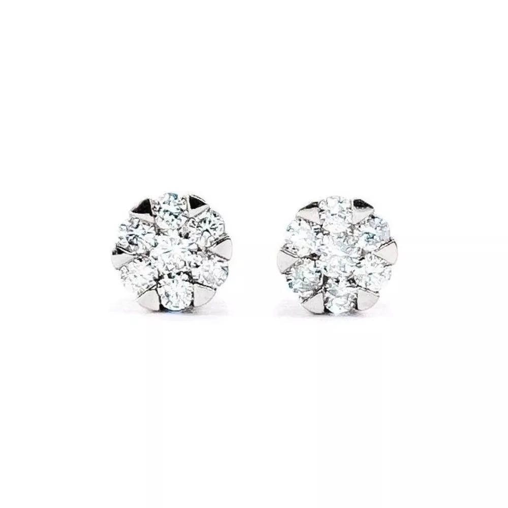 Aros en oro blanco con diamantes talla brillante.