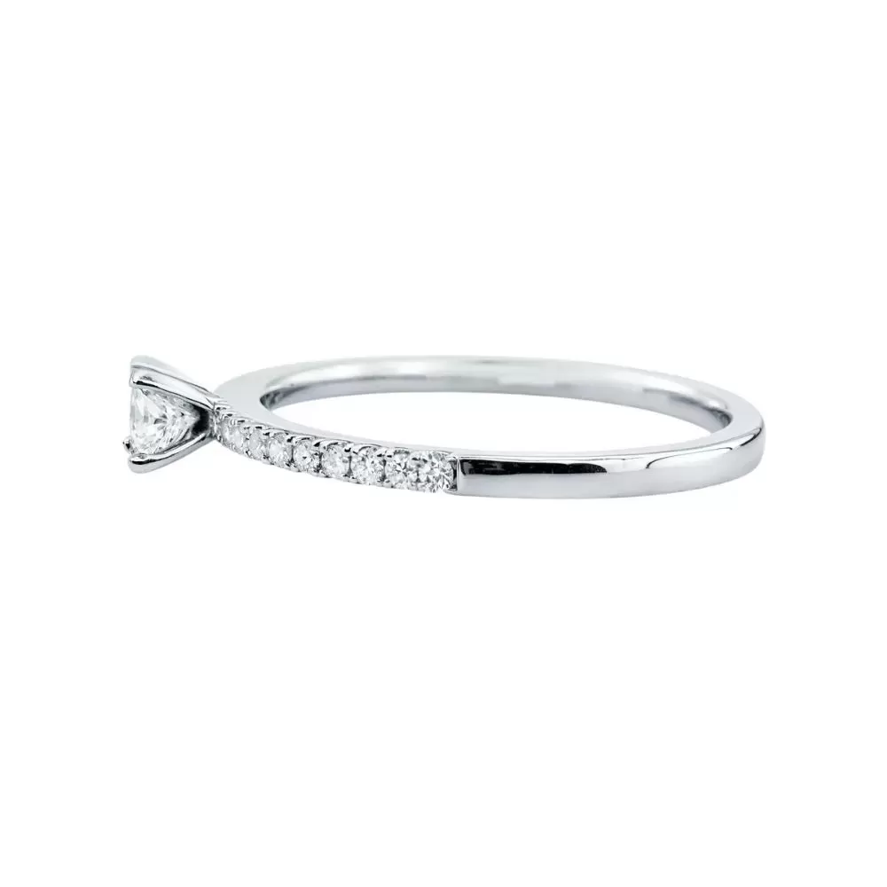 Anillo de Compromiso en oro blanco con diamantes talla brillante (0.18 ct, color D, pureza VS1).
