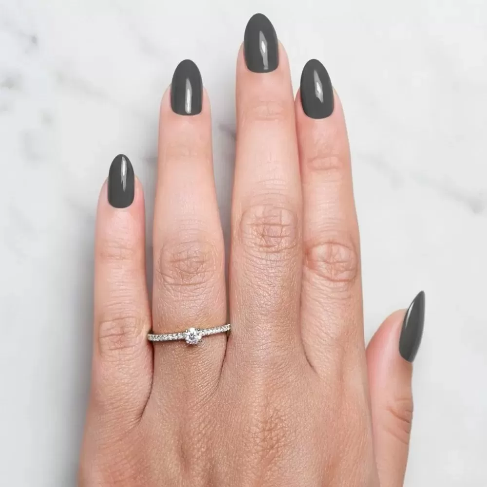 Anillo de Compromiso en oro blanco con diamantes talla brillante (0.18 ct, color D, pureza VS1).