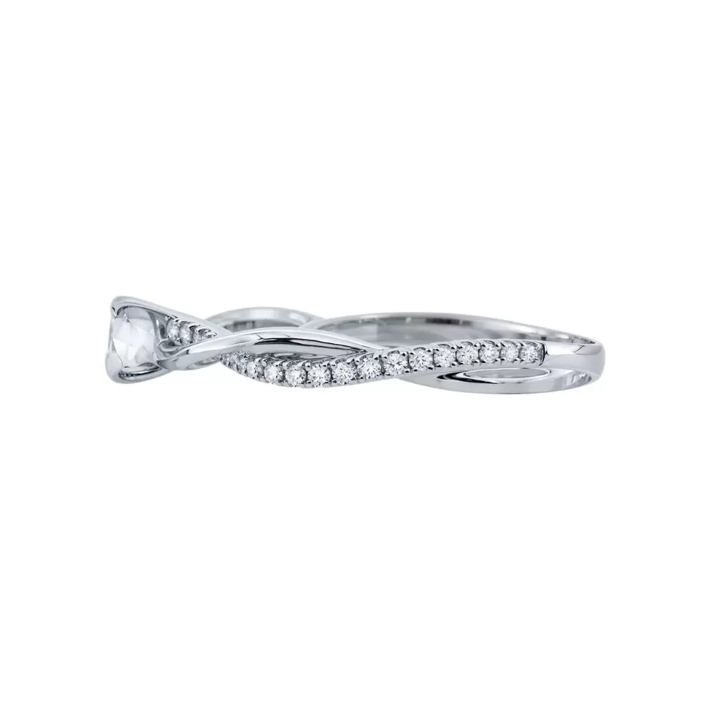 Anillo de Compromiso en oro blanco con diamantes talla brillante (0.20 ct, color D, pureza VS1).