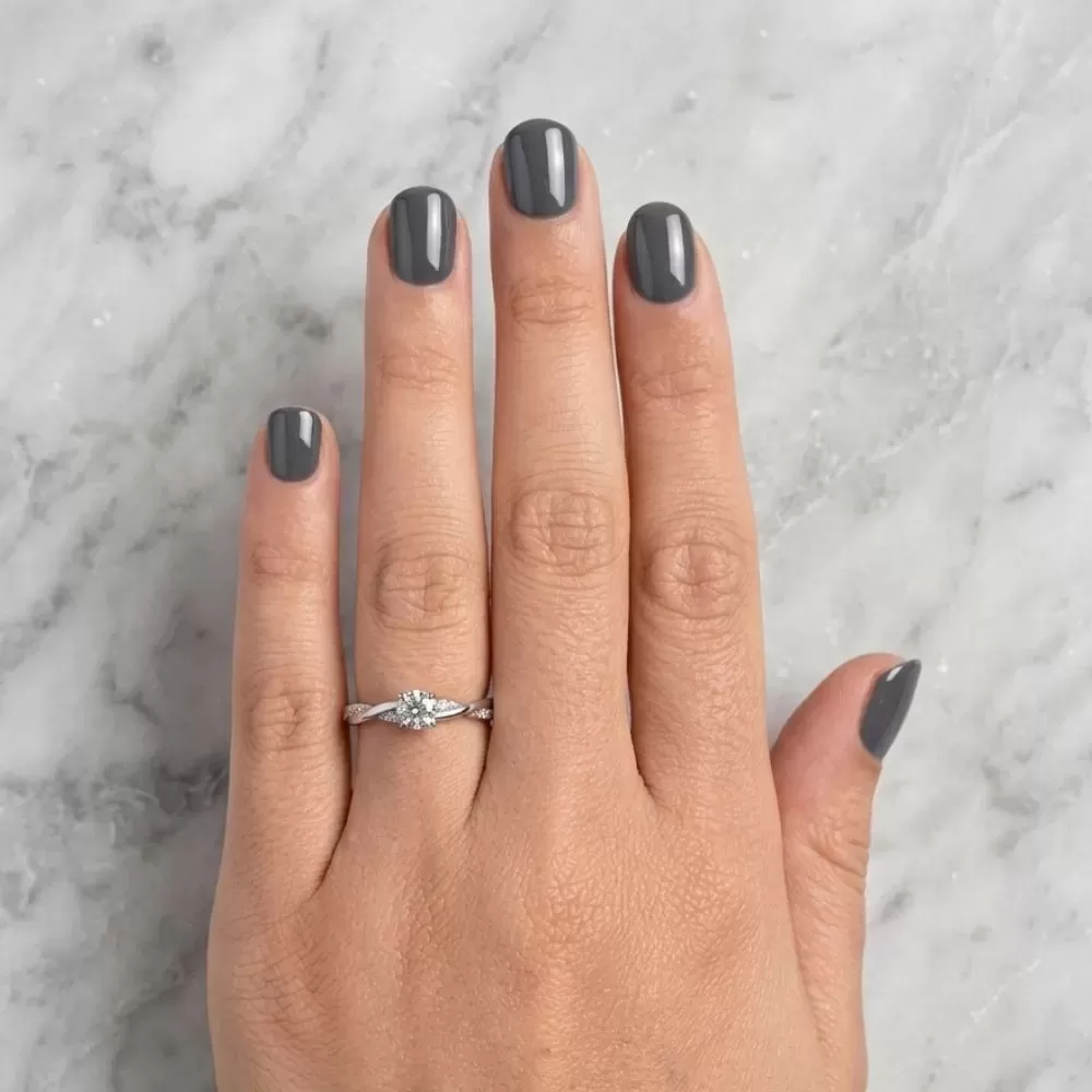 Anillo de Compromiso en oro blanco con diamantes talla brillante (0.20 ct, color D, pureza VS1).