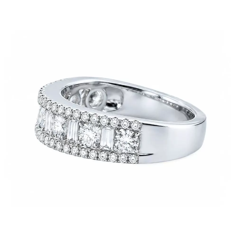 Anillo en oro blanco con diamantes talla brillante y talla baguette.