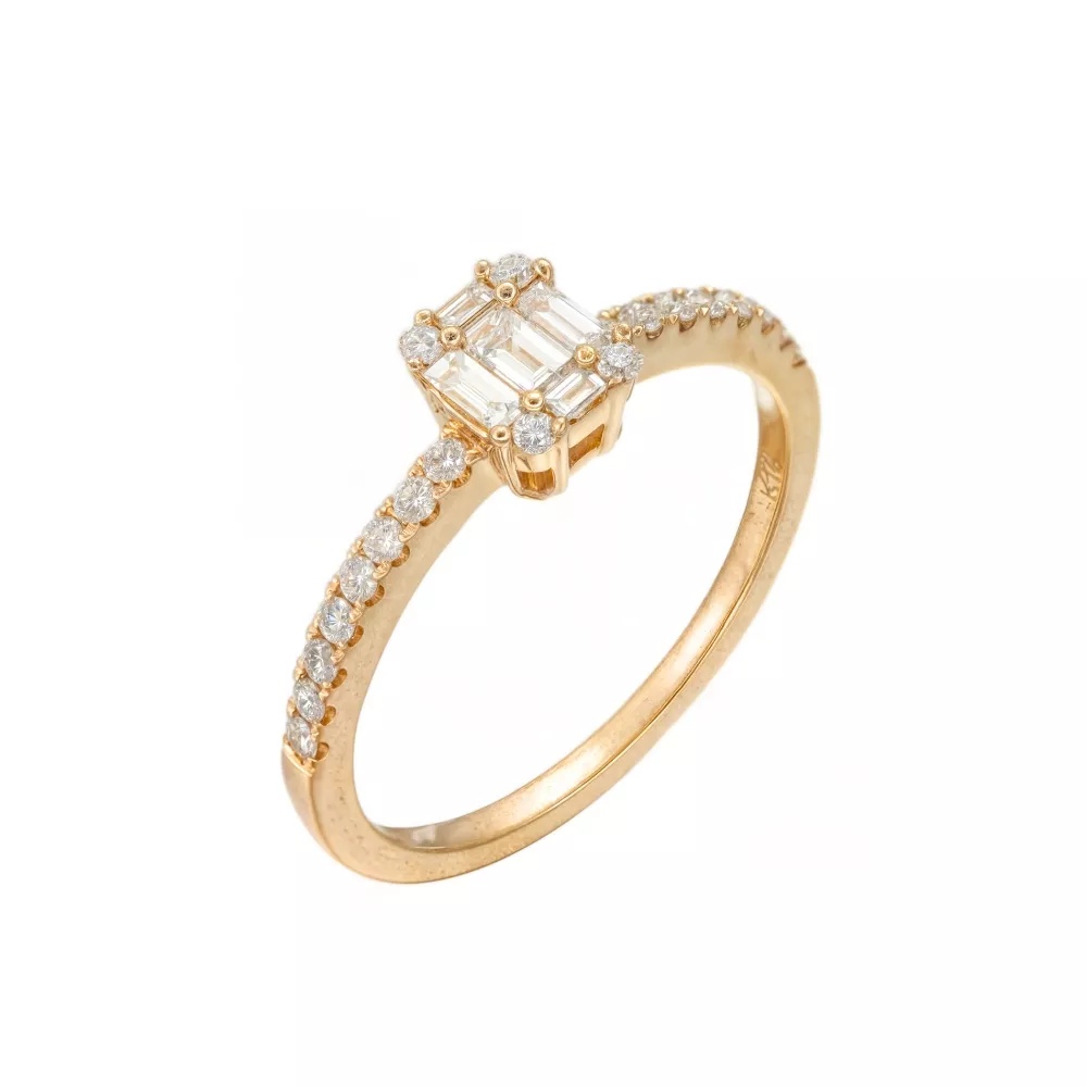 Anillo en oro amarillo con diamantes talla brillante.