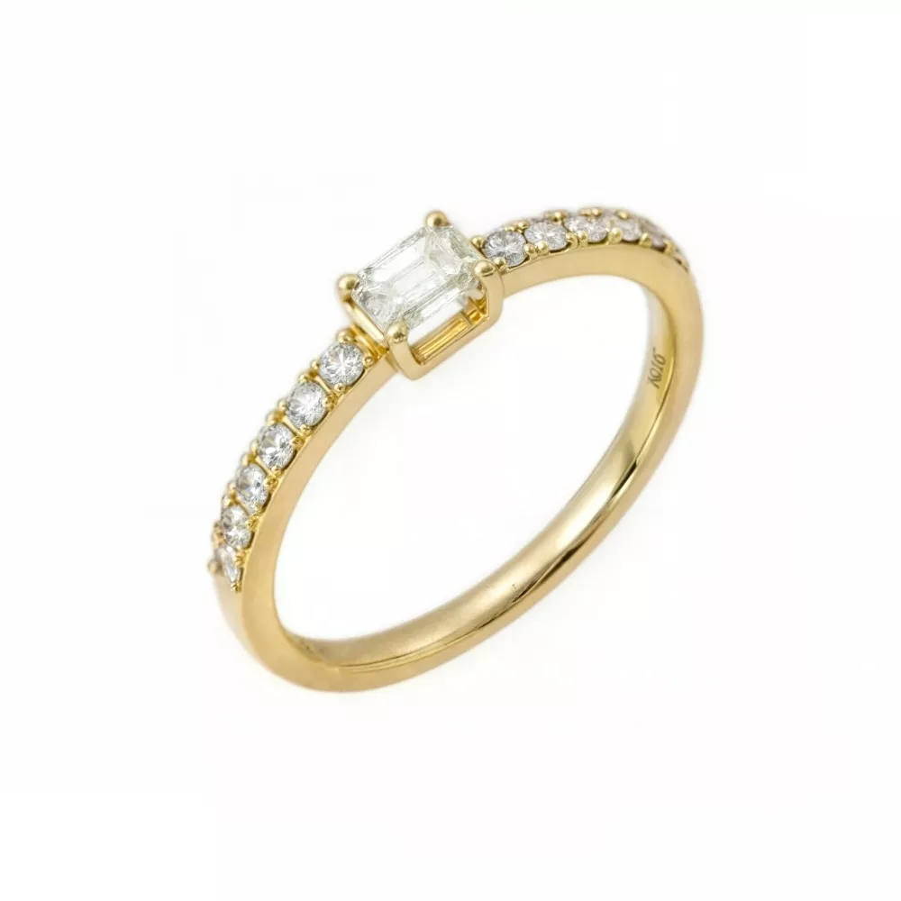 Anillo de Compromiso en oro amarillo con diamante talla esmeralda (0.186 ct, color H, pureza VS).