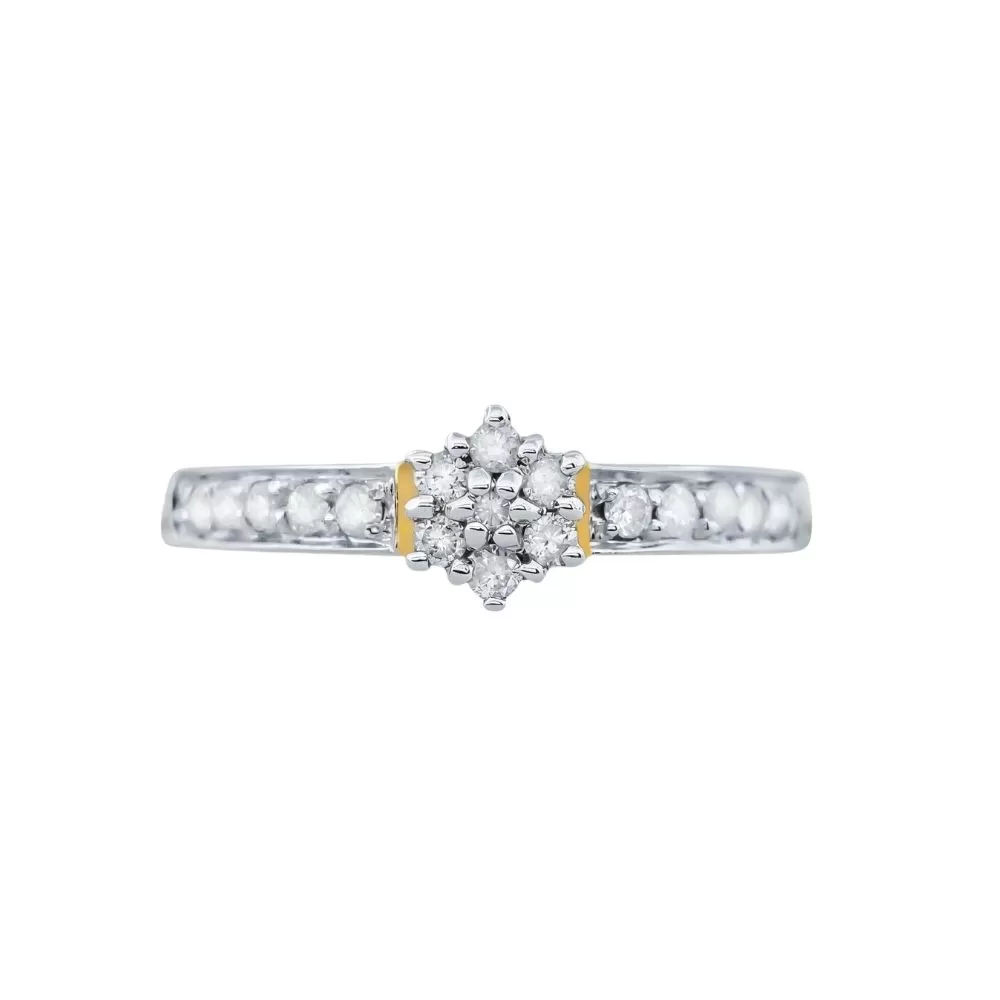 Anillo en oro amarillo con diamantes talla brillante.