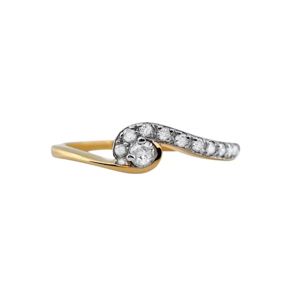 Anillo en oro amarillo con diamantes talla brillante.