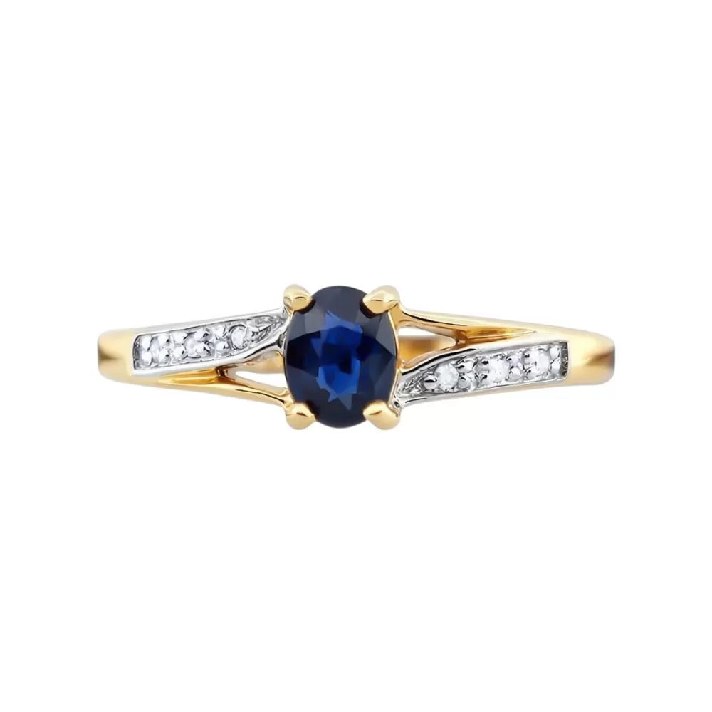Anillo en oro amarillo con zafiro talla oval y diamantes talla brillante.