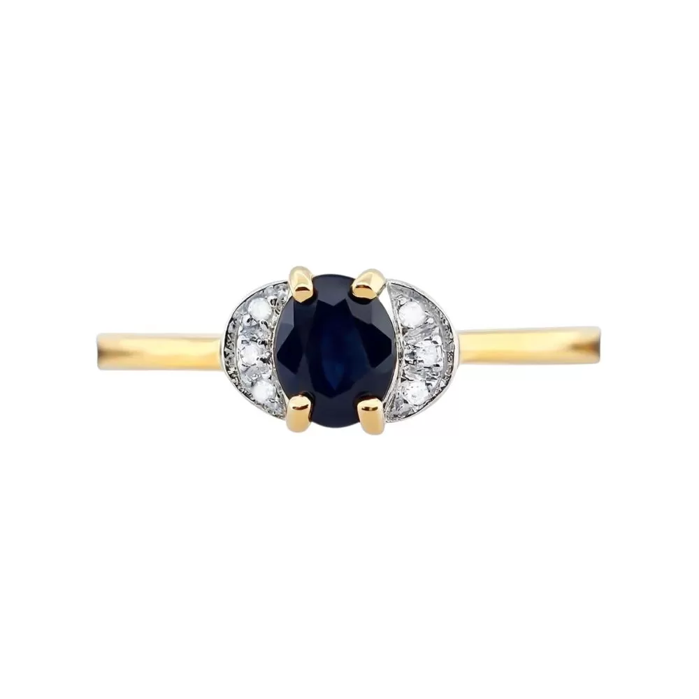 Anillo en oro amarillo con zafiro talla oval y diamantes talla brillante (0.40 ct).