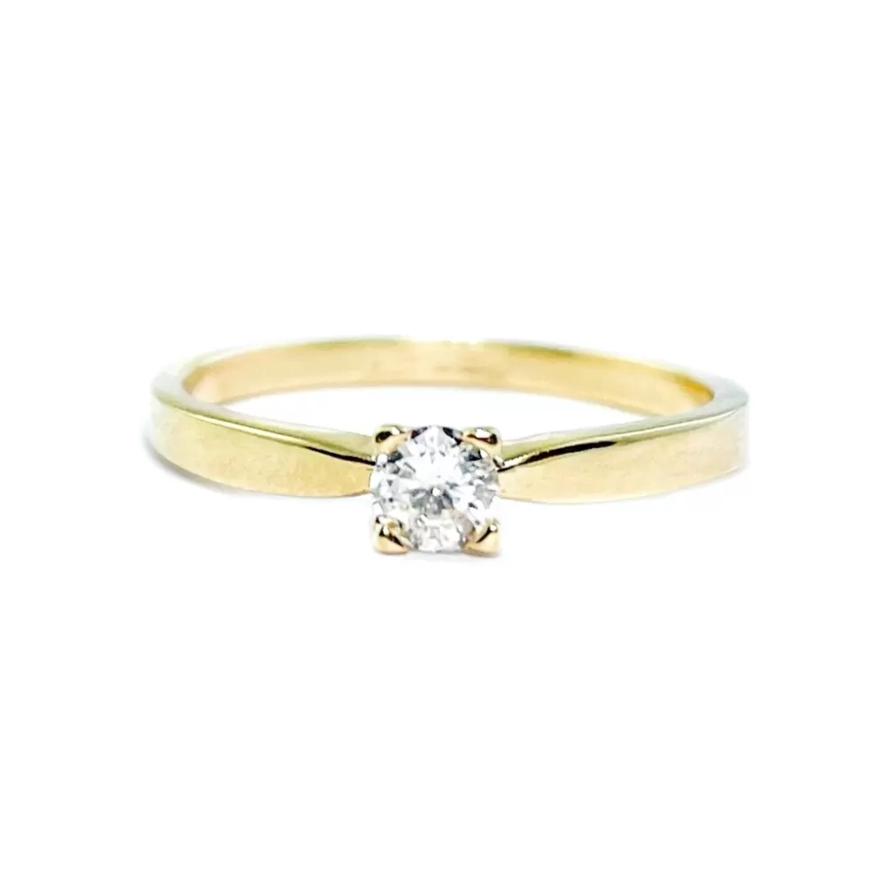 Anillo Solitario en oro amarillo con diamante talla brillante (0.10 ct, color G, pureza VS1).