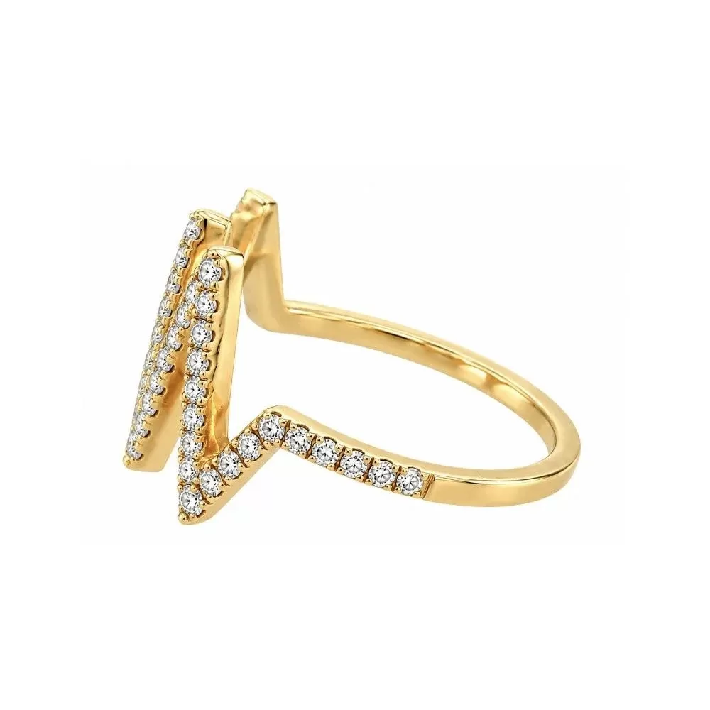 Anillo en oro amarillo con diamantes talla brillante.
