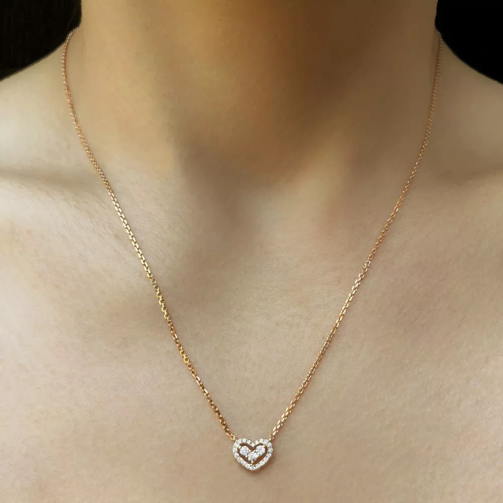 Necklace in rose gold set with brilliant-cut diamonds.
