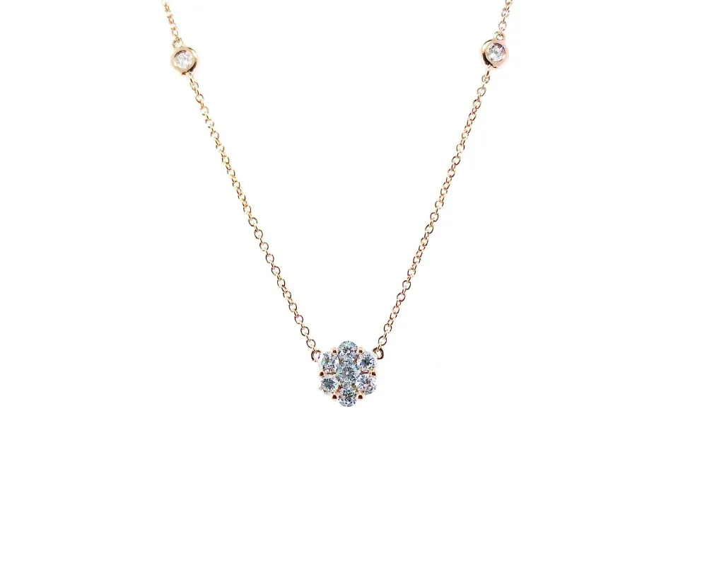 Collar en oro rosa con diamantes talla brillante.