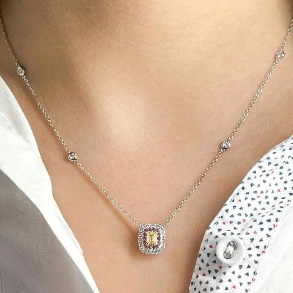 Necklace in white gold set with baguette-cut Fancy Yellow diamond 