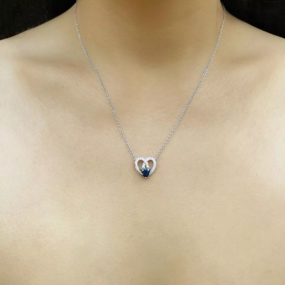 Necklace in white gold set with heart-cut sapphire and brilliant-cut diamonds.