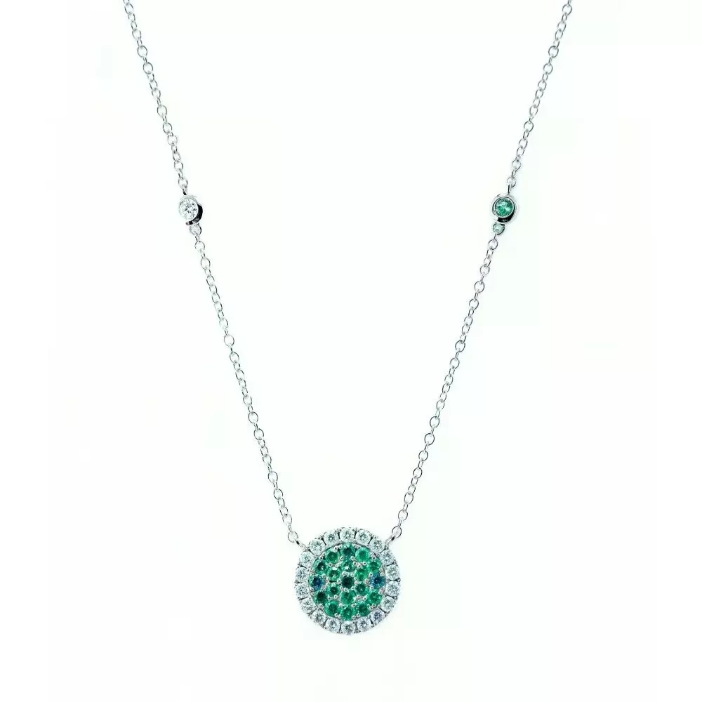 Collar en oro blanco con diamantes talla brillante y esmeraldas talla brillante.