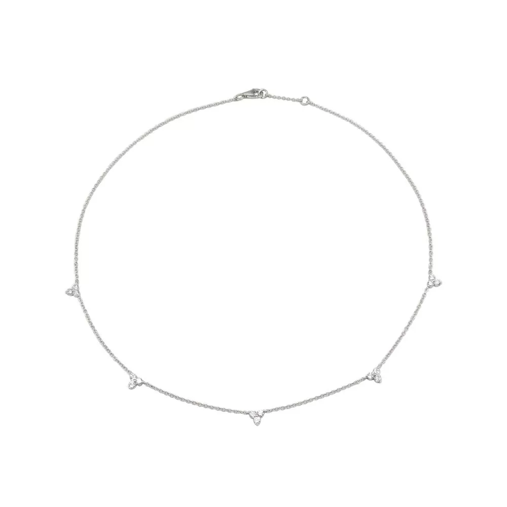 Collar en oro blanco con diamantes talla brillante.