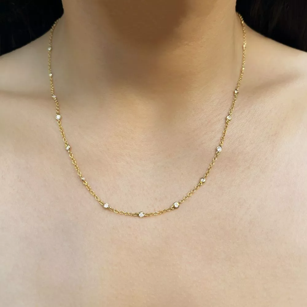Necklace in yellow gold set with brilliant-cut diamonds.