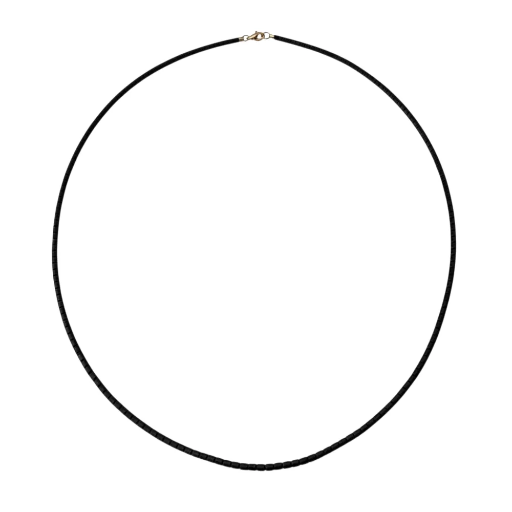 Cadena de cerámica con oro amarillo.