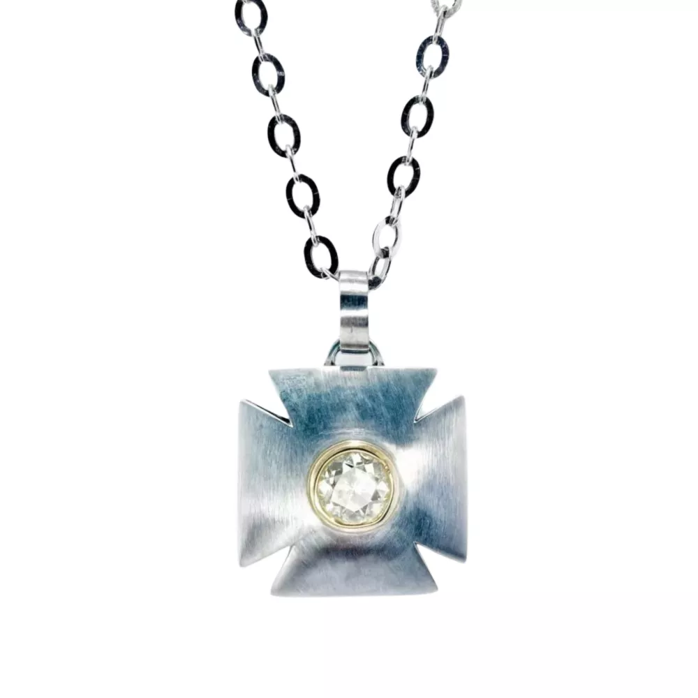 Dije en platino con diamante Fancy Light Yellow talla brillante.