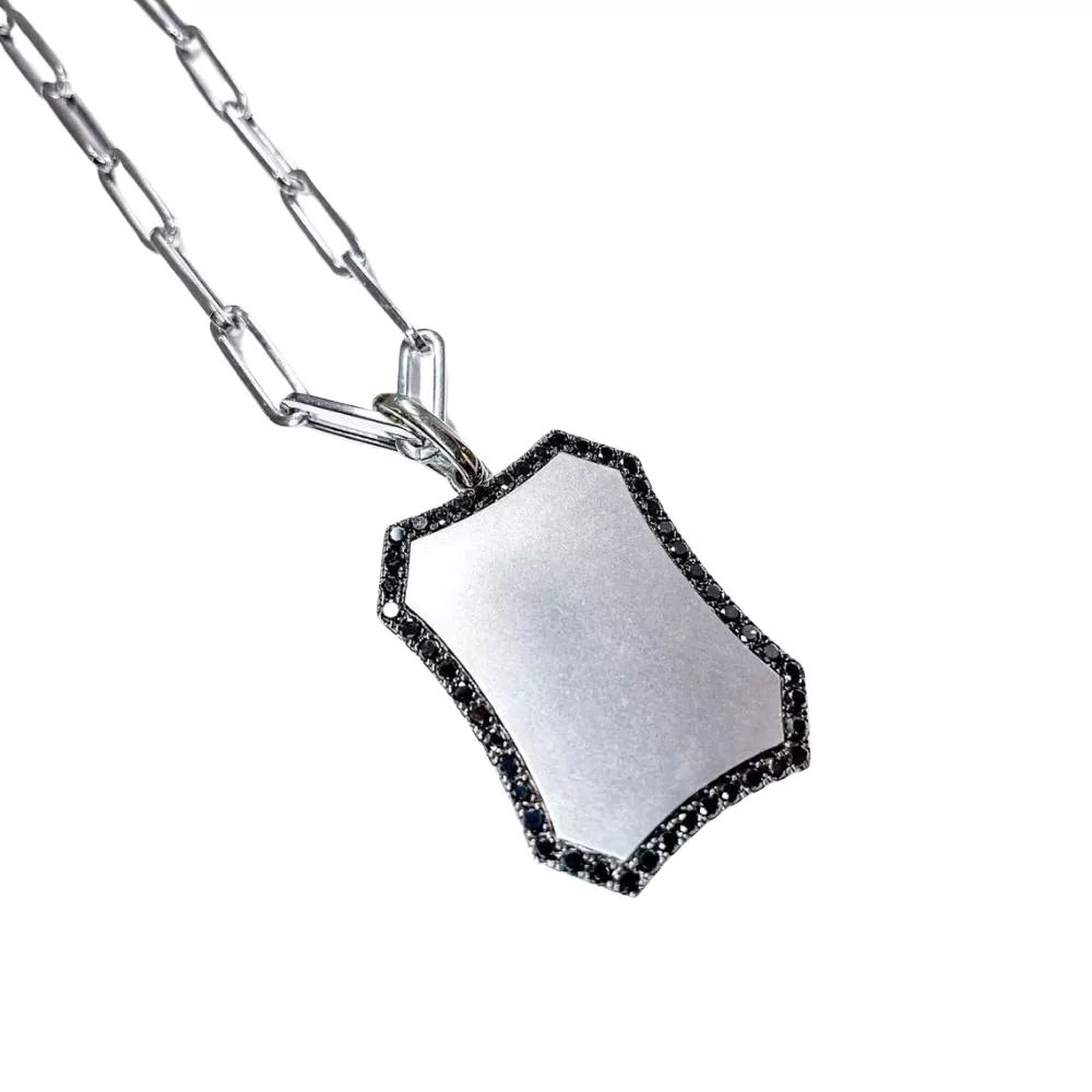 Dije en oro blanco con diamantes Fancy Black talla brillante.