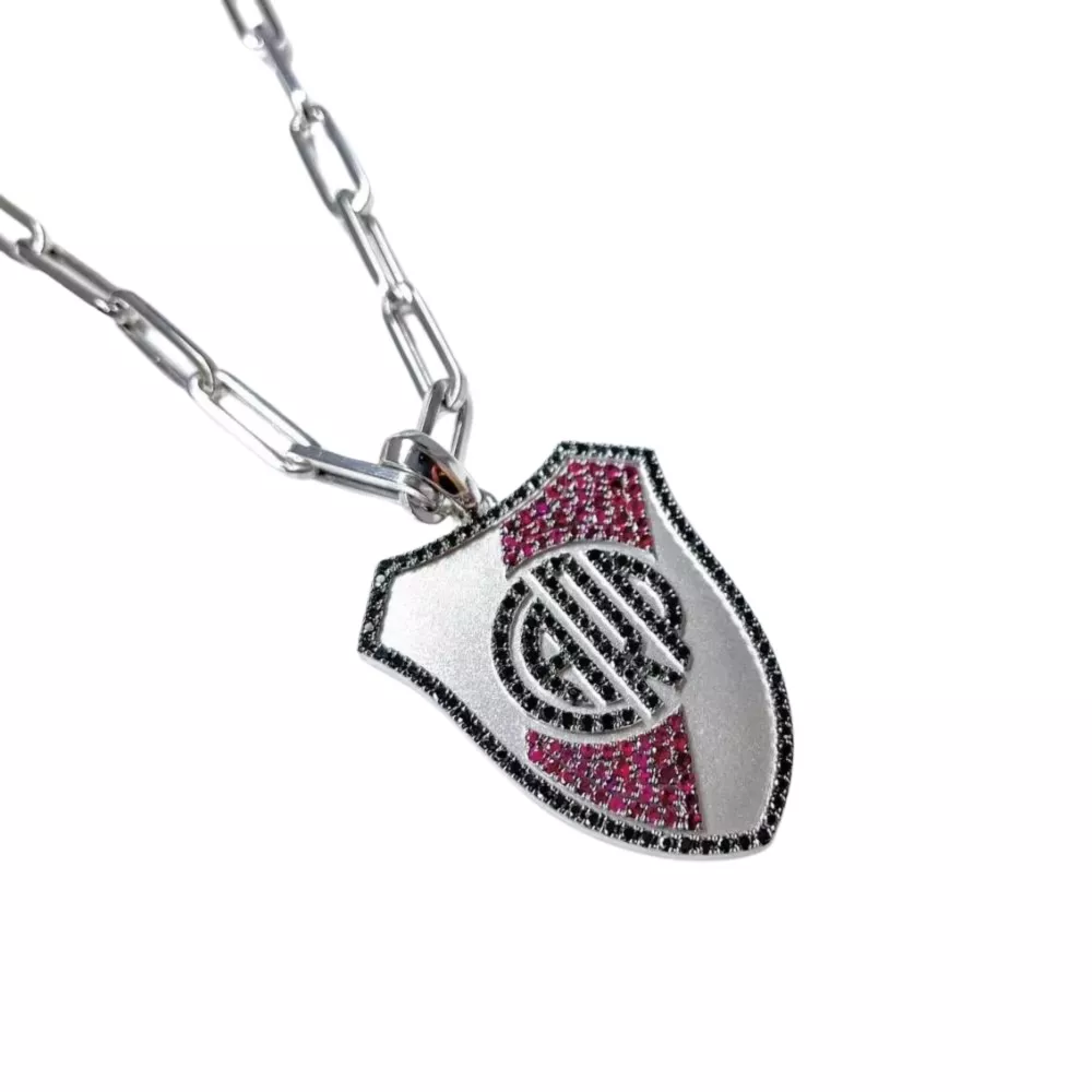 Dije en oro blanco con rubíes talla brillante y diamantes Fancy Black talla brillante.