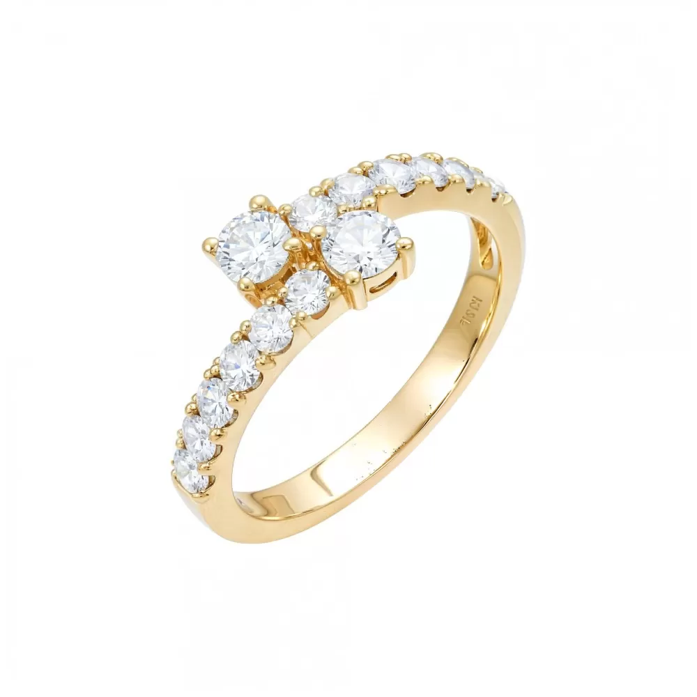 Anillo en oro amarillo con diamantes talla brillante.