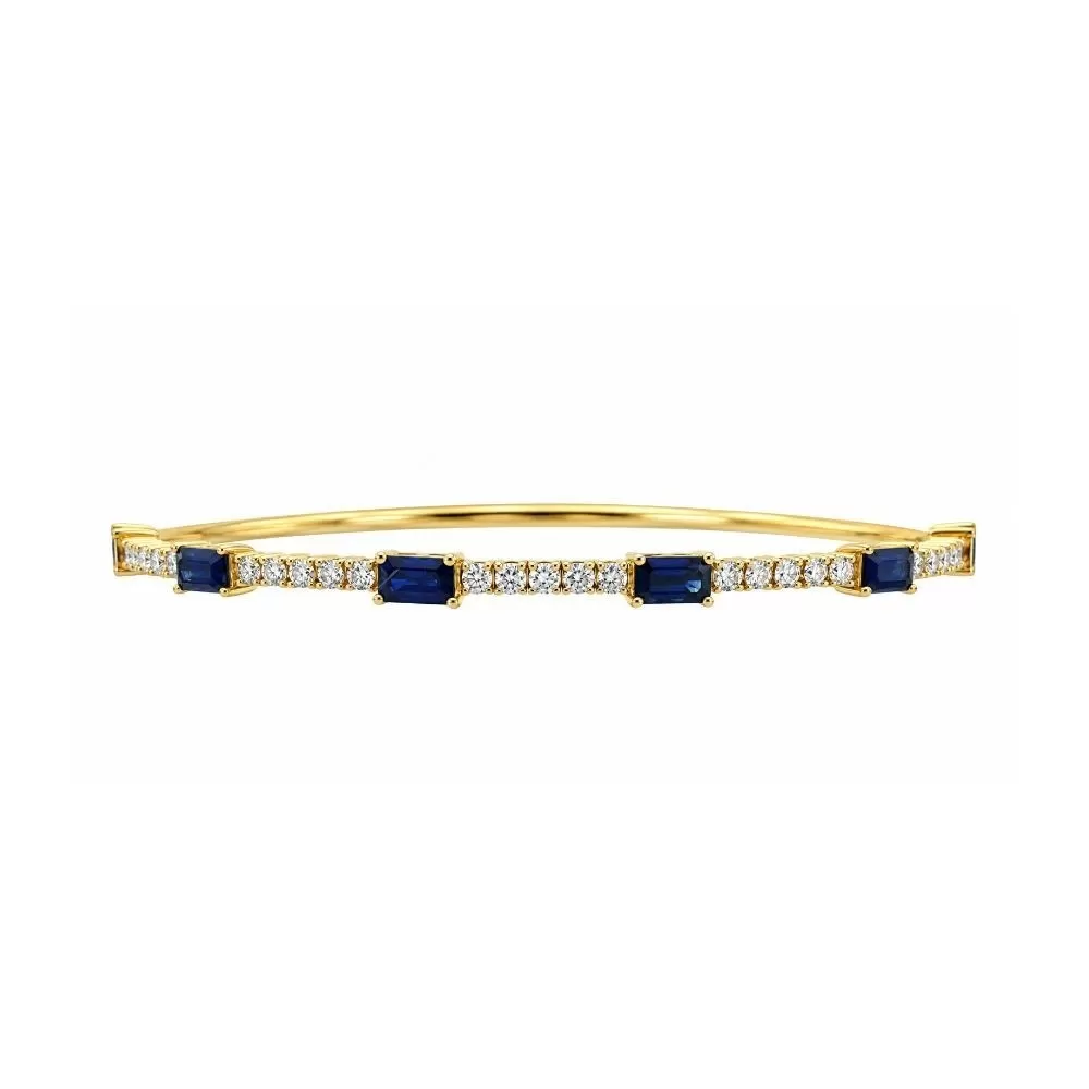Brazalete en oro amarillo con zafiros talla baguette y diamantes talla brillante.