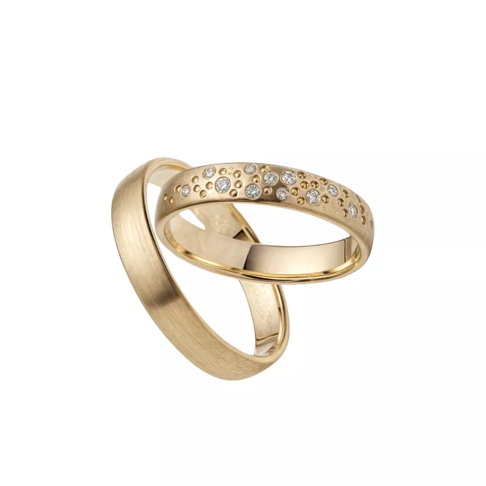  Alianzas en oro amarillo satinado con 11 diamantes talla brillante. Espesor: 4 mm. Peso total: 9 gr. 