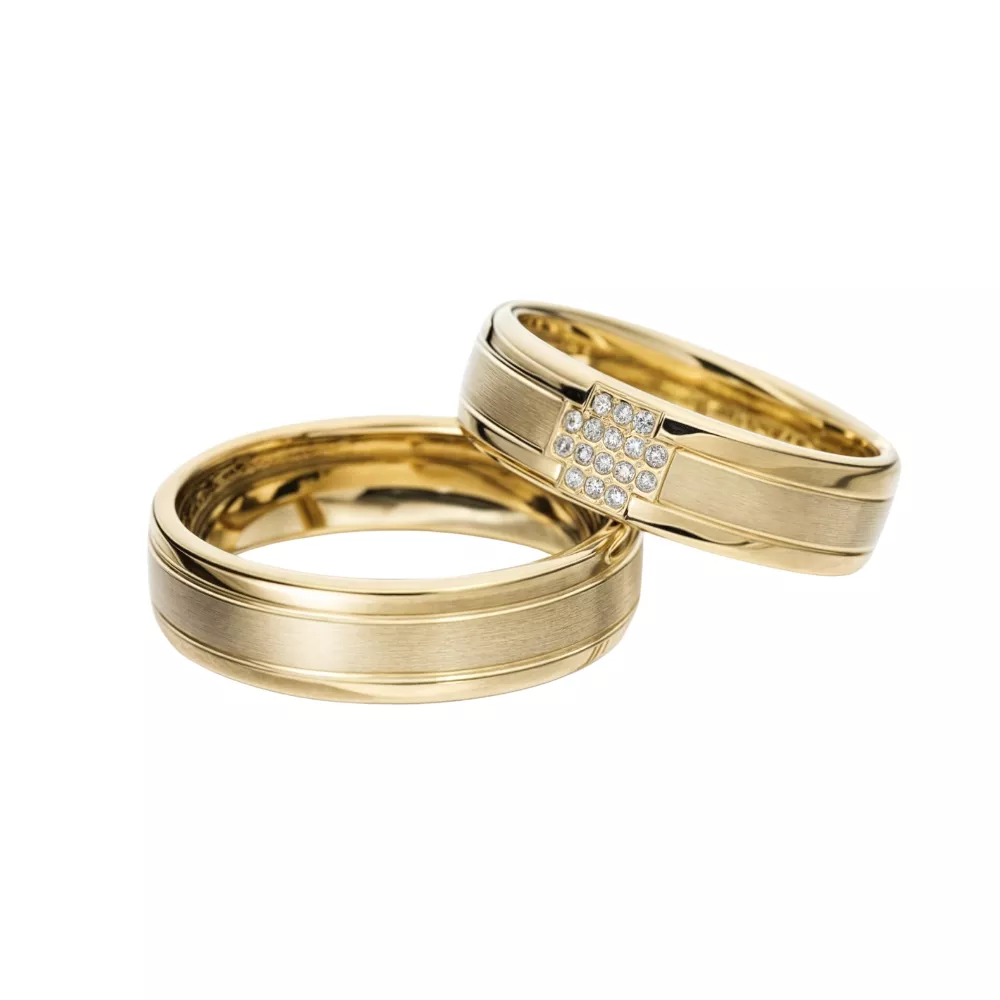 Alianzas en oro amarillo pulido y satinado con 16 diamantes talla brillante. Espesor: 6 mm. Peso total: 12 gr. 