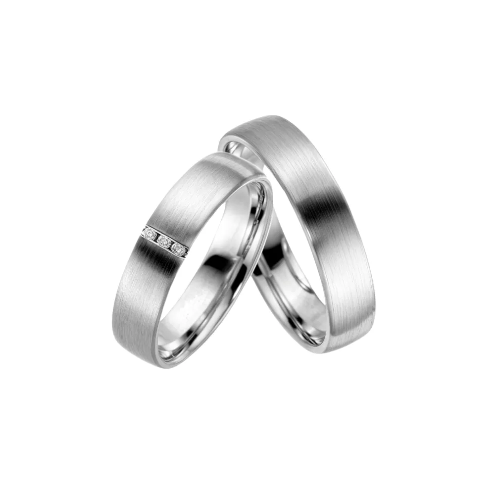 Alianzas en oro blanco satinado con 3 diamantes talla brillante. Espesor: 5 mm. Peso total: 11 gr. 