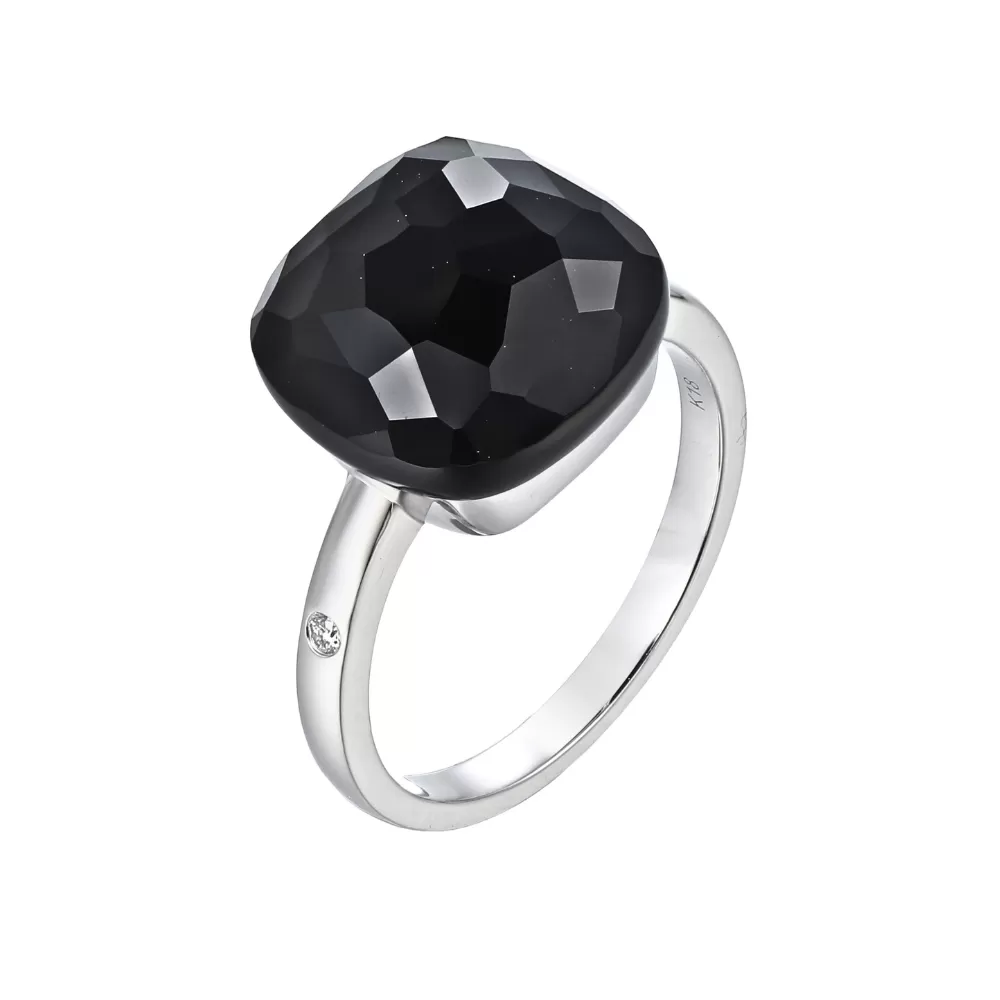 Anillo en oro blanco con granate negro talla cushion cabuchon y diamante de talla brillante.