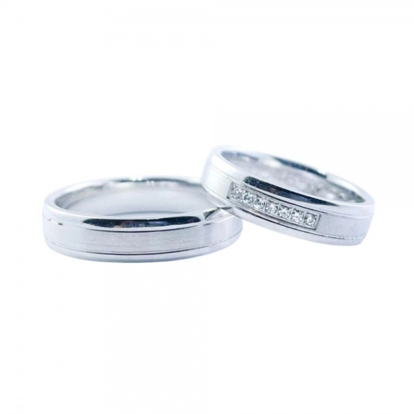 Wedding bands in white gold set with brilliant-cut diamonds. Total weight: 11 gm. Thickness: 5 mm. 
